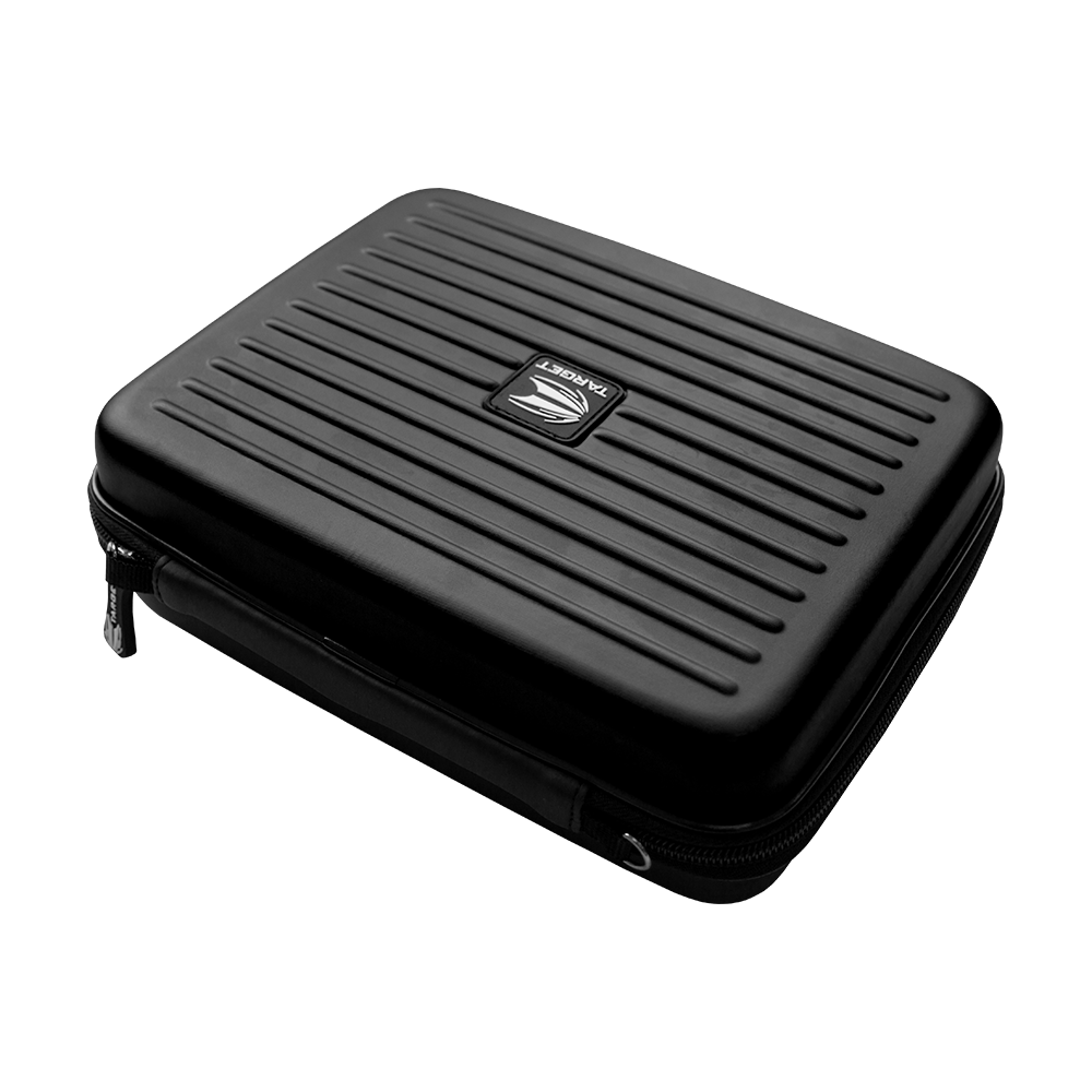 Das Bild zeigt ein schwarzes Dart-Etui mit Reißverschluss namens "Target Takoma Home Dartwallet". Es hat ein geriffeltes Design und ein Logo in der Mitte.
